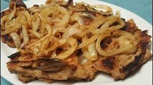 Bistec de cerdo encebollado
